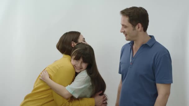 Γονείς Μικρή Τους Κόρη Λευκό Φόντο Κορίτσι Αγκαλιάζει Τον Μπαμπά — Αρχείο Βίντεο