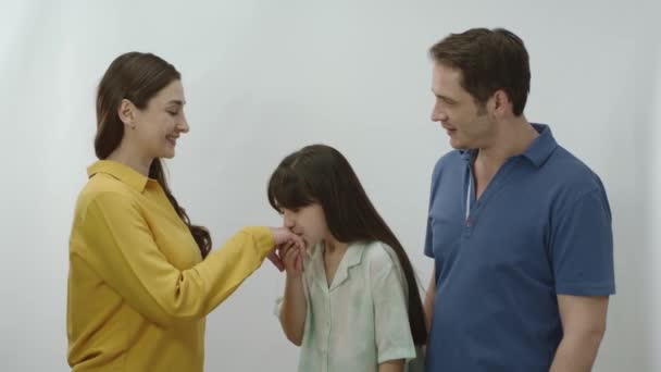 白色背景的快乐的穆斯林家庭 土耳其穆斯林家庭庆祝开斋节 小女孩吻着她父母的手 传统的穆斯林传统 — 图库视频影像