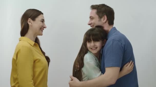 Genitori Con Loro Figlioletta Sfondo Bianco Ragazza Abbraccia Papà Mamma — Video Stock