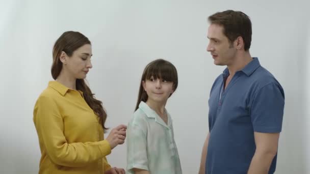 Szülők Kislányokkal Fehér Háttérrel Lány Egy Boldog Családban Cseveg Szüleivel — Stock videók