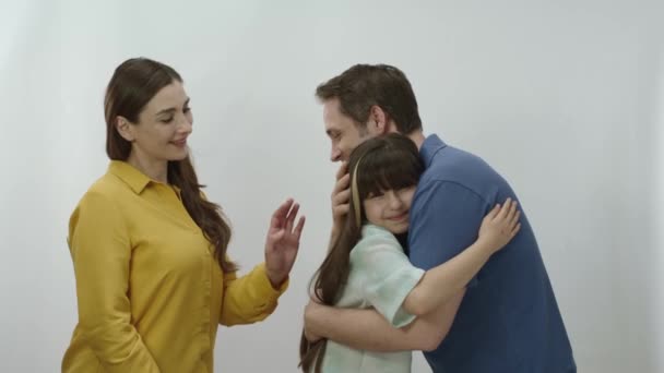 Pais Com Filha Fundo Branco Menina Abraça Pai Mãe Família — Vídeo de Stock