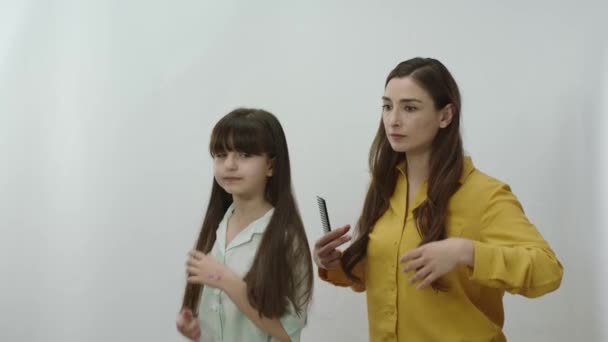 Eine Junge Mutter Auf Weißem Hintergrund Kämmt Die Haare Ihrer — Stockvideo