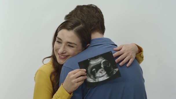Očekávám Dítě Šťastná Běloška Objímající Manžela Ultrazvukem Mladá Žena Zdravé — Stock video