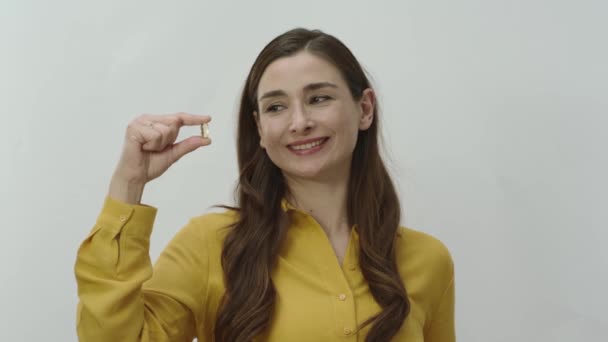 Mladá Žena Ukazuje Pilulku Ruce Izolovanou Bílém Pozadí Žena Ukazuje — Stock video