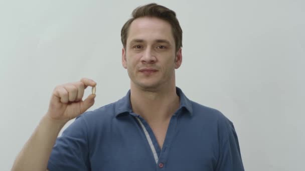 Молодий Чоловік Показує Таблетки Руці Ізольовані Білому Тлі Чоловік Показує — стокове відео
