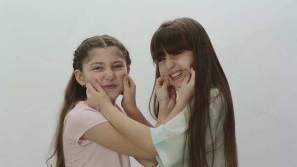 Két Kis Barátnő Akik Szeretik Egymást Nagyon Csípik Egymás Orrát — Stock videók