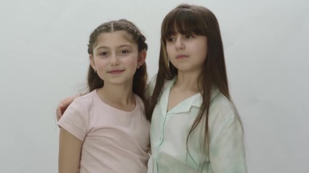 Retrato Duas Meninas Bonitas Fundo Branco Meninas Bonitos Abraçando Uns — Vídeo de Stock