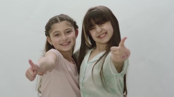 Retrato Duas Meninas Bonitos Fundo Branco Meninas Olhando Para Câmera — Vídeo de Stock