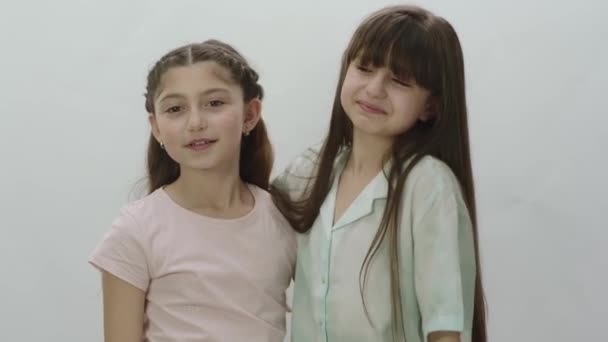 Πορτρέτο Των Δύο Χαριτωμένα Μικρά Κορίτσια Λευκό Φόντο Κοριτσάκια Που — Αρχείο Βίντεο