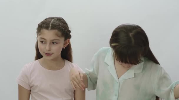 白い背景をした2人の少女が行動を待っている 女の子たちはゲームやアクションを開始する準備をしています 二人の美しい少女の肖像 — ストック動画