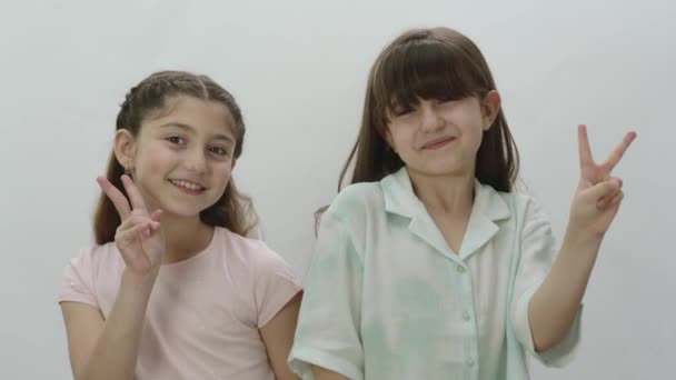 배경에 귀여운 초상화 소녀들은 카메라를 보면서 승리의 표시를 명예롭게 학교를 — 비디오