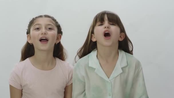 Portret Van Twee Mooie Kleine Meisjes Een Witte Achtergrond Schattige — Stockvideo