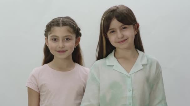 Retrato Duas Meninas Bonitas Fundo Branco Meninas Bonitos Sorrindo Olhando — Vídeo de Stock