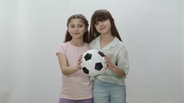 Podekscytowane Małe Dziewczynki Rozważają Zostanie Piłkarzami Kiedy Dorosną Dziewczyny Trzymają — Wideo stockowe