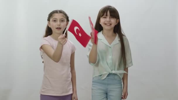 Улыбающиеся Маленькие Девочки Белом Фоне Празднуют Турецким Флагом Празднование Особых — стоковое видео