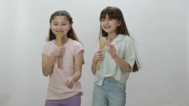 초상화 소녀들은 배경으로 요리하는 숟가락으로 있습니다 재미있게 지내는 친구들 재미있는 — 비디오