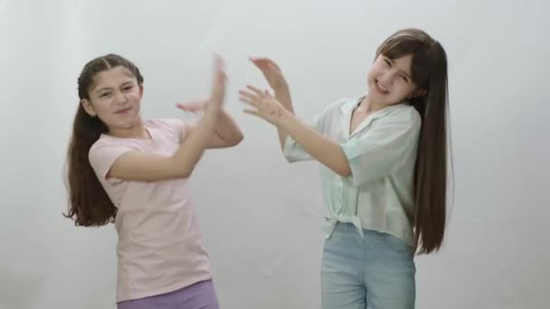 Две Маленькие Девочки Дерутся Друг Другом Белом Фоне Девушки Которые — стоковое видео