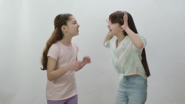 Девушки Которые Любят Друг Друга Высмеивают Друг Друга Прикладывая Руки — стоковое видео
