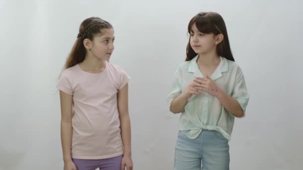 Dvě Malé Holčičky Bílém Pozadí Čekají Akci Dívky Připravují Zahájení — Stock video