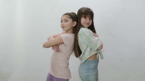 Dvě Dívky Sebe Izolaci Opírají Energická Děvčátka Nenucených Tričkách Džínách — Stock video