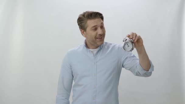 Portret Młodego Człowieka Trzymającego Mały Zegar Biurkowy Człowiek Pokazuje Czas — Wideo stockowe