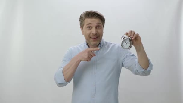 Portret Młodego Człowieka Trzymającego Mały Zegar Biurkowy Człowiek Pokazuje Czas — Wideo stockowe