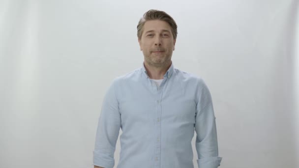 Portret Mężczyzny Wskazującego Palcami Miejsce Reklamowe Prawej Stronie Ekranu Słodki — Wideo stockowe