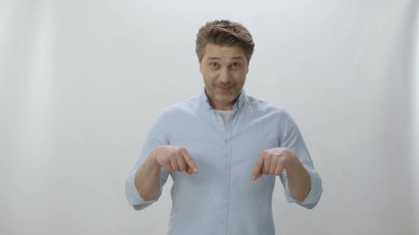 Charakteristický Portrét Muže Ukazujícího Prstem Reklamní Plochu Spodku Obrazovky Roztomilý — Stock video
