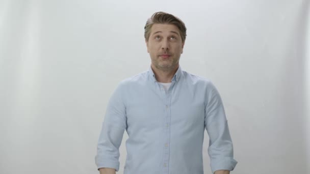Charakterporträt Eines Mannes Der Mit Den Fingern Auf Die Werbefläche — Stockvideo
