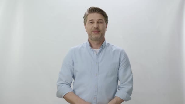 Souriant Bel Homme Proposant Petite Amie Isolée Sur Fond Blanc — Video
