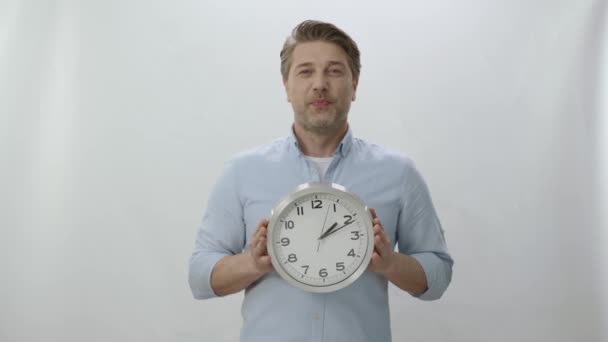 Portret Młodego Człowieka Trzymającego Duży Zegar Ścienny Człowiek Pokazuje Czas — Wideo stockowe
