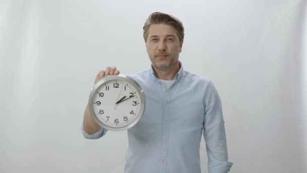 Personaje Retrato Joven Sosteniendo Gran Reloj Pared Hombre Muestra Que — Vídeos de Stock