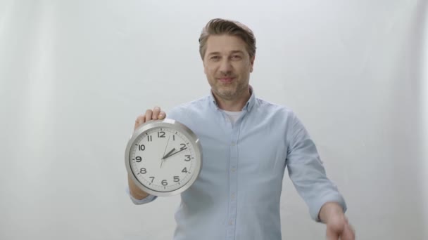 Πορτραίτο Χαρακτήρα Του Νεαρού Άνδρα Που Κρατάει Ένα Μεγάλο Ρολόι — Αρχείο Βίντεο