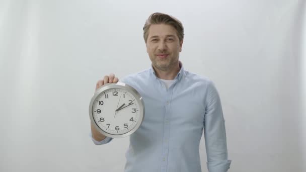 Personaje Retrato Joven Sosteniendo Gran Reloj Pared Hombre Muestra Que — Vídeo de stock