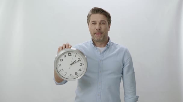 Portrait Personnage Jeune Homme Tenant Une Grande Horloge Murale Homme — Video