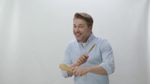 Młody Człowiek Tańczący Drewnianymi Łyżkami Gotującymi Białym Tle Zabawny Facet — Wideo stockowe