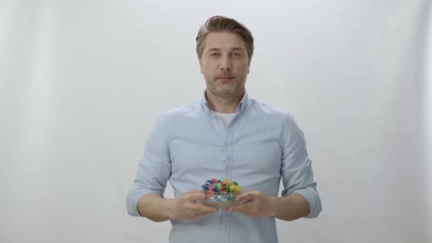 Geïsoleerd Witte Achtergrond Man Handen Verschillende Lolly Snoepjes Kom Aan — Stockvideo