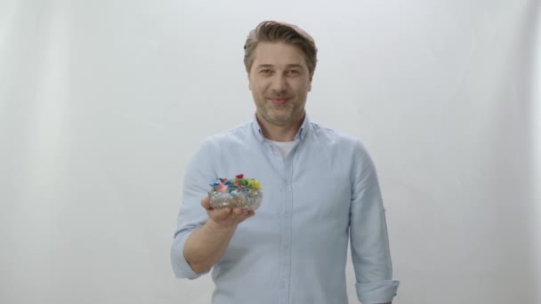 Beyaz Arka Plandaki Adam Farklı Lolipopları Şekerlemeleri Kaseden Kameraya Veriyor — Stok video