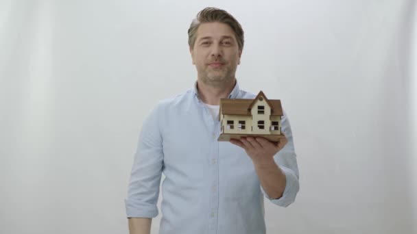 Comprar Uma Casa Imóvel Homem Feliz Segurando Modelo Mock Casa — Vídeo de Stock
