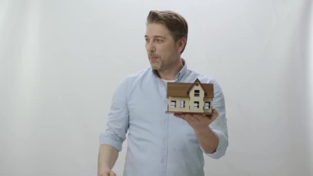 Koupě Domu Nebo Nemovitosti Šťastný Muž Drží Model Nového Domu — Stock video