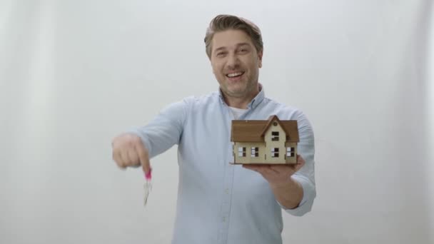 Comprar Uma Casa Imóvel Homem Feliz Segurando Modelo Mock Casa — Vídeo de Stock