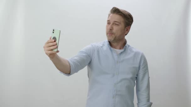 Homem Caucasiano Elegante Tomando Selfie Com Telefone Fundo Branco Homem — Vídeo de Stock
