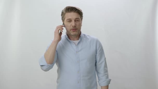 Junger Mann Glücklich Mit Handy Anruf Porträt Eines Gut Aussehenden — Stockvideo