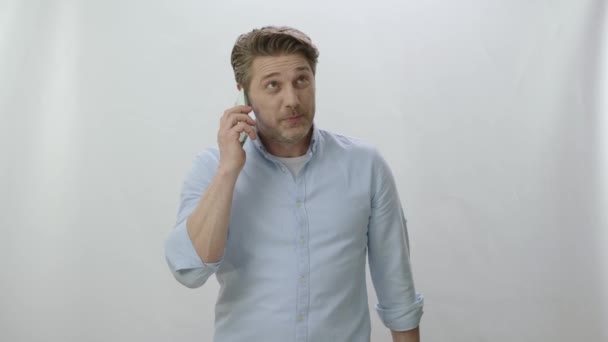 Jovem Feliz Com Telefonema Móvel Homem Bonito Fazer Telefonema Isolado — Vídeo de Stock