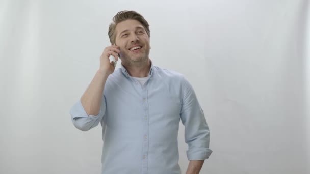 年轻人喜欢用手机打电话 形象英俊的男人打电话 孤立在白色的背景 商人在智能手机上讲话 — 图库视频影像