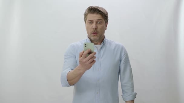 Ontevreden Boze Man Geïrriteerd Door Wat Hij Ziet Smartphone Boos — Stockvideo