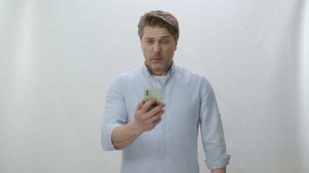 Unhappy Angry Man Annoyed What Sees Smartphone Angry Surprised Man — Stock Video