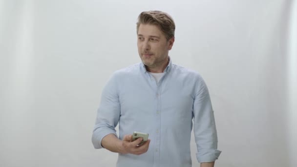 Lachende Volwassen Zakenman Geïsoleerd Witte Achtergrond Met Een Smartphone Zelfverzekerde — Stockvideo