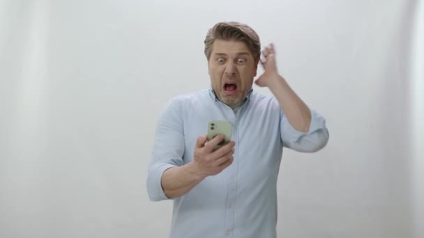 Nešťastný Muž Znepokojen Tím Vidí Smartphonu Překvapený Muž Znepokojen Tím — Stock video