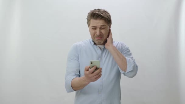 Ongelukkig Man Wordt Verstoord Door Wat Hij Ziet Smartphone Verrassend — Stockvideo